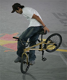 aHi LeS VaN uN paR dE TruKiLloS pArA eL BmX